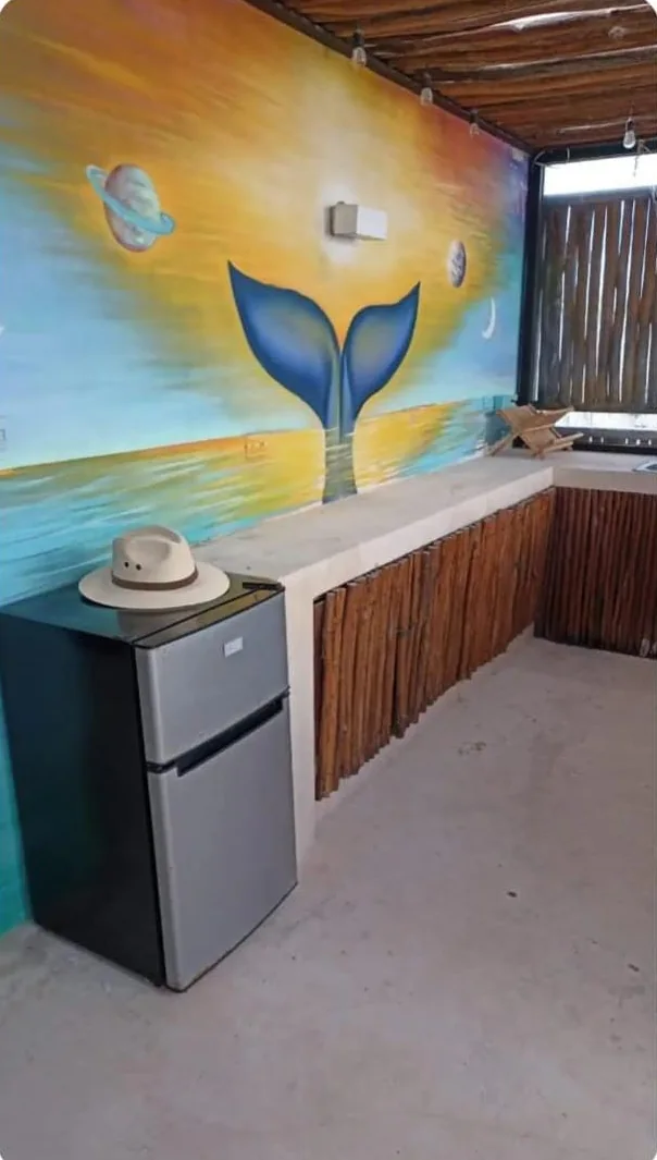 Mural de una cola de ballena al atardecer en el penthouse Tuluna