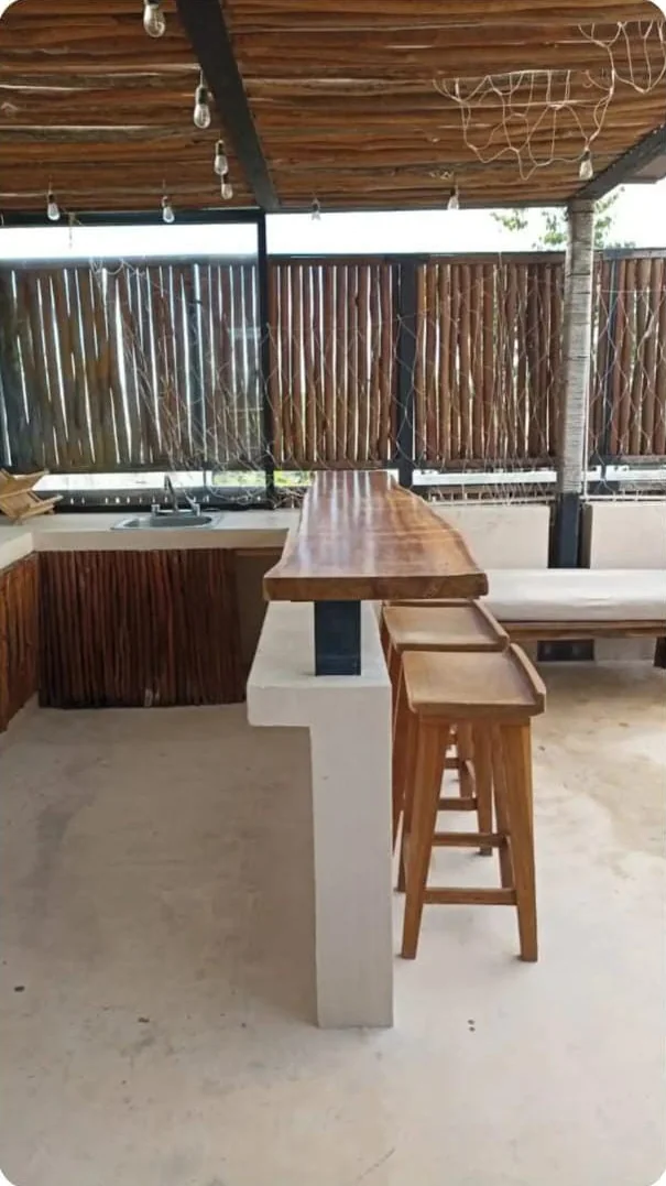 Roof privado con barra de madera y bancos en Tuluna, Aldea Zamá